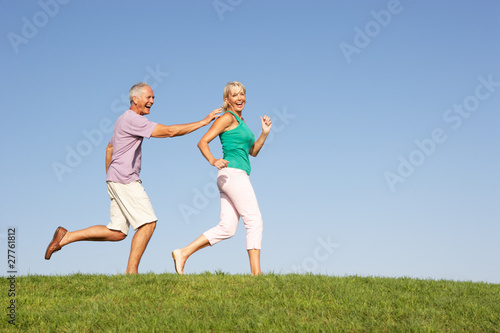 Foto: Senior couple running through field Senior couple running through field