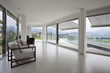 salotto design con molte finestre