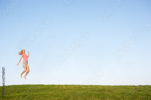 Foto: Young woman jumping in air Young woman jumping in air