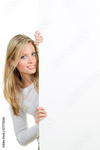 Foto: frau mit weißer hinweisschild frau mit weißer hinweisschild