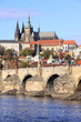 Pohled na podzimní pražské gotický hrad s Karlovým mostem