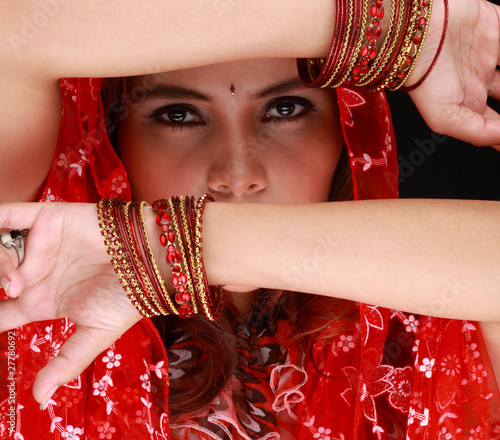 Foto: Beautiful Eastern girl with black veil on face Beautiful Eastern girl with black veil on face
