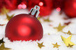 boule de Noël dans la neige