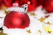 boule de Noël dans la neige
