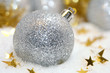 boule de Noël dans la neige