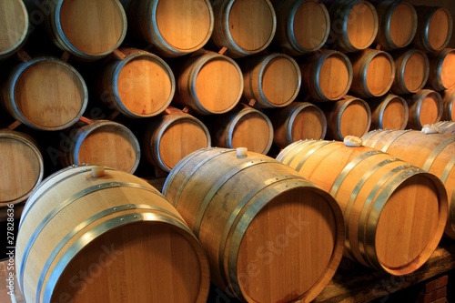 Photo: Barrique Holzfässer Weinkeller Rotwein Barrique Holzfässer Weinkeller Rotwein
