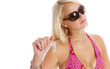 Blondes Mädchen im Bikini mit Sonnenbrille