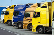 LKWs auf einem Autobahnparkplatz