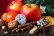Gebäck, Nüsse, Äpfel, Mandarinen und Gewürze zu Weihnachten