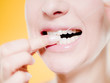 Femme passant le fil dentaire - concept soins dentaire