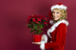 Frau in Santa Klaus Bekleidung.