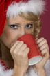 Frau Santa Claus-Milch trinken.