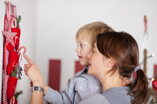 Photo: mutter und sohn vor dem adventskalender mutter und sohn vor dem adventskalender