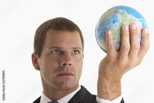 Foto: Man holding globe Man holding globe