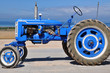 Vieux tracteur bleu en Normandie