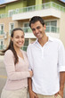 Foto: portrait of a couple in front of building portrait of a couple in front of building