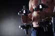 Body vom Mann mit Hantel
