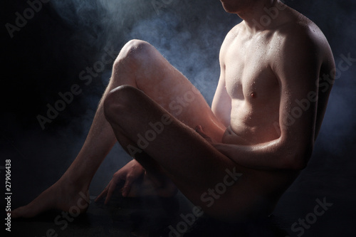 Photo: Nackter Mann im Scheinwerfer Licht Nackter Mann im Scheinwerfer Licht
