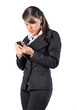Donna manager scrive un sms su sfondo bianco