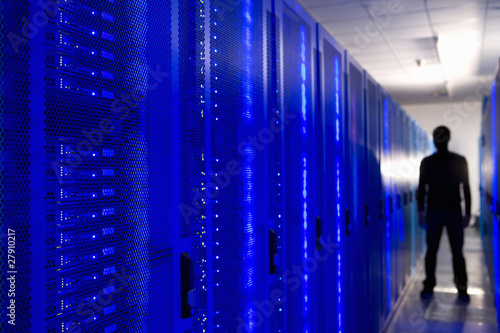 Foto: Silhouette of man in network server room Silhouette of man in network server room