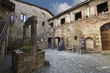 toscana san quirico d'orcia scorcio pozzo e bandiere