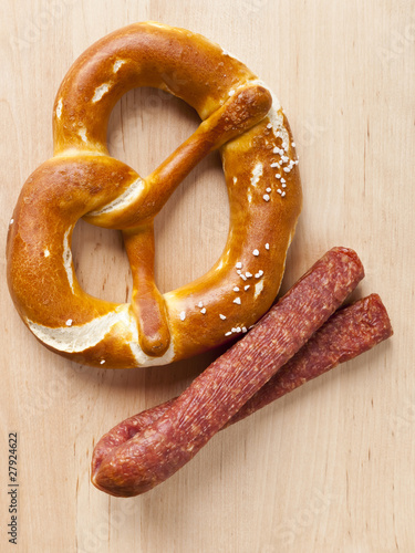 Foto: pretzel and sausage pretzel and sausage