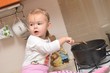 Danger accident domestique - Bébé joue avec la gazinière