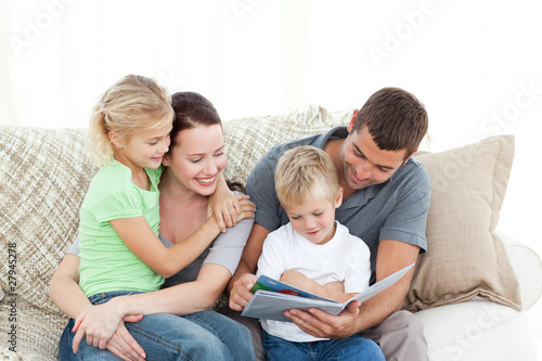 Foto: Adorable father and son reading a book to their family Adorable father and son reading a book to their family