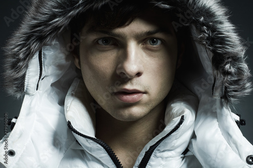 Foto: Portrait of the young beautiful man in a white jacke Portrait of the young beautiful man in a white jacke