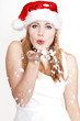 Weihnachtsfrau pustet Schnne von der Hand