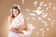 Foto: Girl holding pillow Girl holding pillow