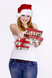 Weihnachtfrau überreicht ein Geschenk