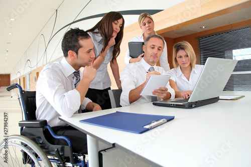 Foto: Group of office workers in a business meeting Group of office workers in a business meeting