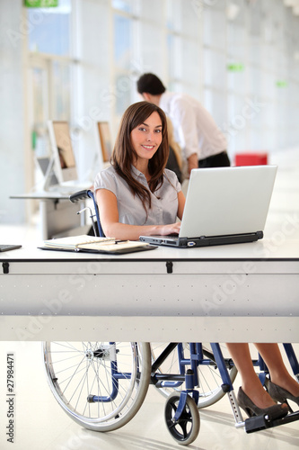 Foto: Businesswoman in wheelchair working in the office Businesswoman in wheelchair working in the office