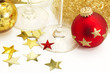 rote und alte christbaumkugel sterne engelshaar sektgläser