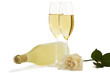 cremefarbene rose mit sektgläsern und liegenden flasche prosecco