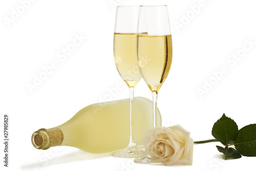 Photo: cremefarbene rose mit sektgläsern und liegenden flasche prosecco cremefarbene rose mit sektgläsern und liegenden flasche prosecco