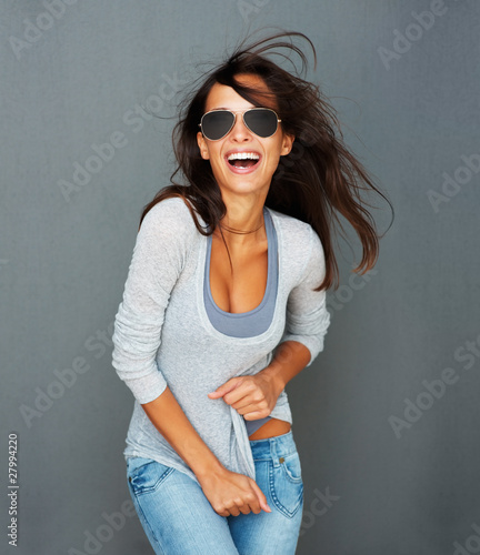 Foto: Windswept woman scrunching shirt Windswept woman scrunching shirt