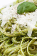 Linguine mit Basilikumpesto