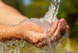 Foto: Woman's hands with water splash Woman's hands with water splash