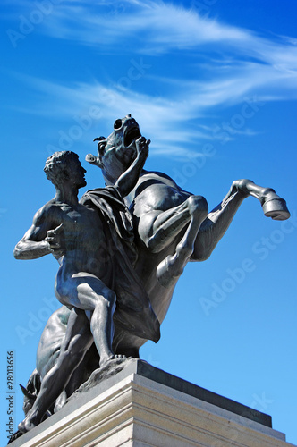 Photo: Statue in front of Austrian parliament, Vienna Statue in front of Austrian parliament, Vienna