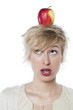 questionnement de femme avec pomme sur la tête