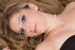 portrait d'une belle femme allongée portrait d'une belle femme allongée