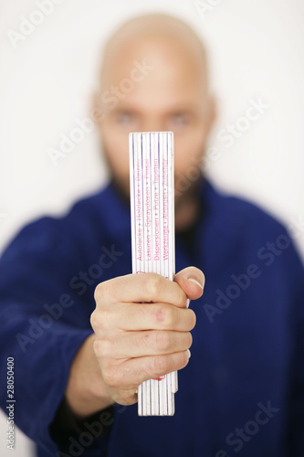 Photo: Handwerker mit Zollstock Handwerker mit Zollstock