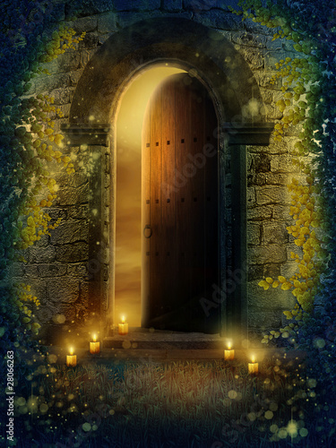 Illustration: Drzwi fantasy ze świecami i bluszczem Drzwi fantasy ze świecami i bluszczem
