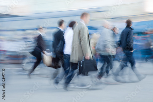 Foto: Motion blurred people rushing to work Motion blurred people rushing to work