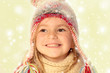 Mädchen mit schneebedeckter Pudelmütze lacht Mädchen mit schneebedeckter Pudelmütze lacht