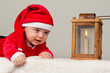 Kleines Baby als Weihnachtsmann