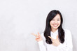 笑顔で紹介する女性