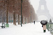 Parapluie et Neige devant la Tour Eiffel - Paris Parapluie et Neige devant la Tour Eiffel - Paris